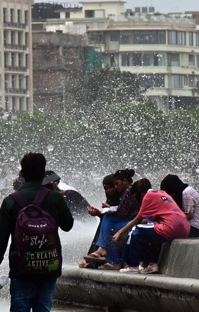 Marine Drive witnesses high sea waves