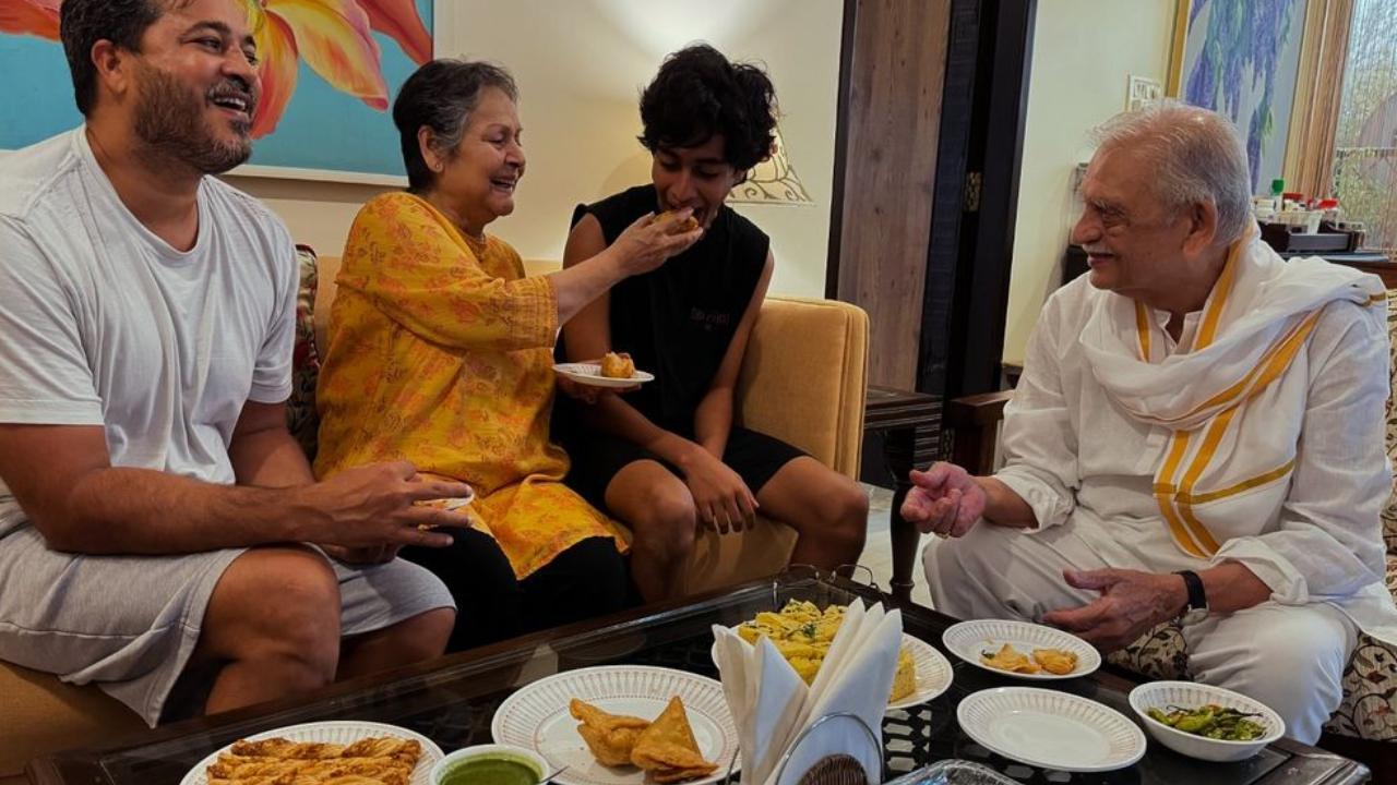 Rakhee and Gulzar enjoy Mumbai rains with samosas and chai