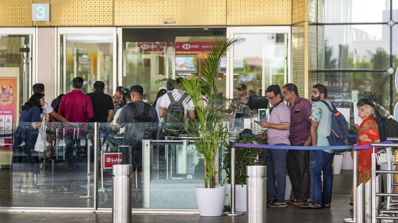 Passengers at the Chhatrapati Shivaji Maharaj International Airport amid Microsoft outage in Mumbai. Pics/PTI