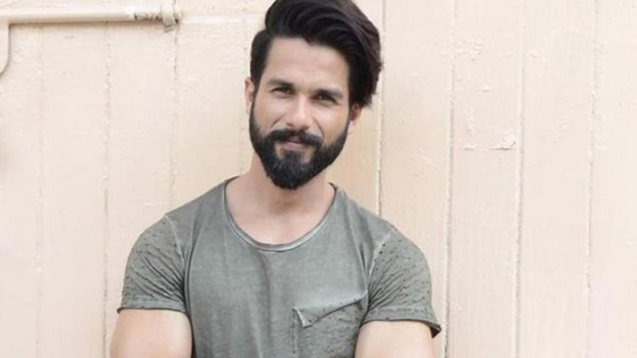 Our chocolate boy from Jab We Met grew into a hot guy too fast. During Padmaavat, Shahid Kapoor kept a long beard for his character, Maharawal Ratan Singh