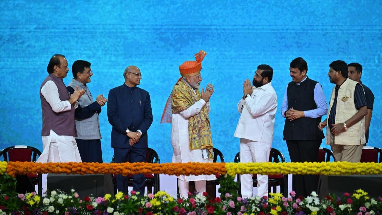 PM Modi was recieved by Governor Ramesh bais, CM Eknath Shinde, Devendra Fadnavis and Ajit pawar at the Goregaon NESCO Exhibition centre in Mumbai