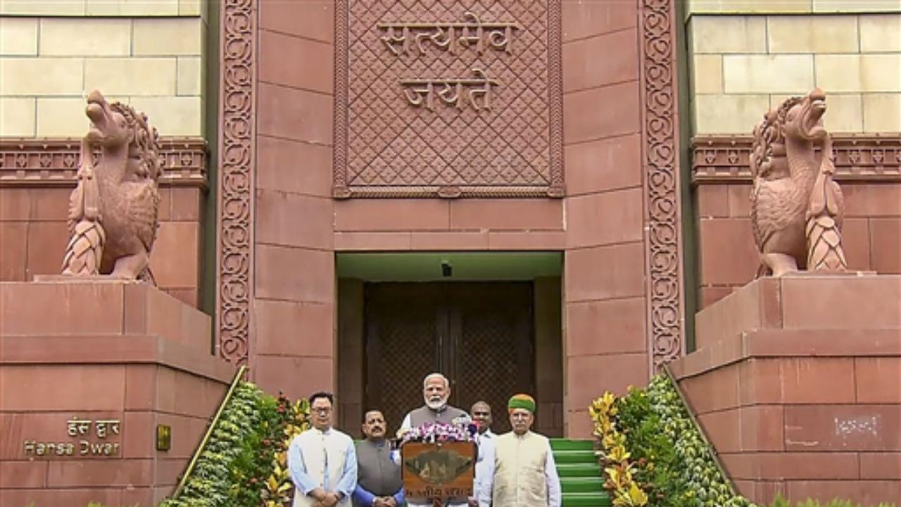 The Prime Minister condemned the undemocratic attempt to silence the voice of the government in a previous session. He referred to the opposition's protest during his speech, which he claimed was an effort to undermine democratic processes.