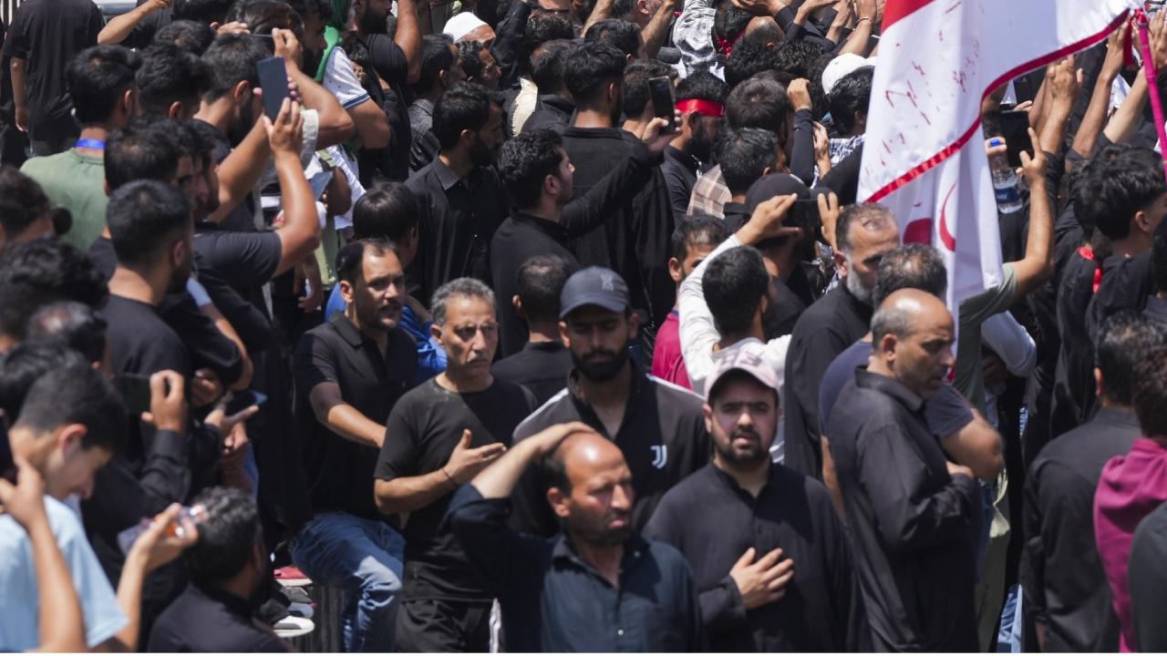The Srinagar Municipal Corporation made arrangements for cleaning the roads and volunteers were seen offering water to the people taking part in the procession