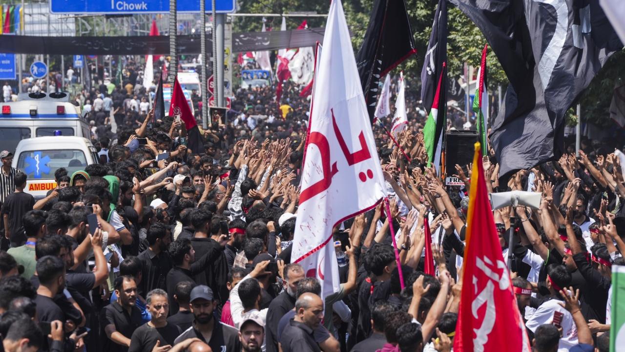 The procession began at Guru Bazar locality in the city and passed through Jehangir Chowk and Maulana Azad Road before culminating at Dalgate