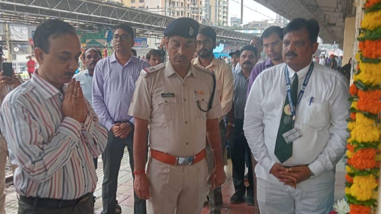 These bombs, placed in pressure cookers inside bags, detonated during the peak evening rush hour, killing 209 people and injuring over 700.