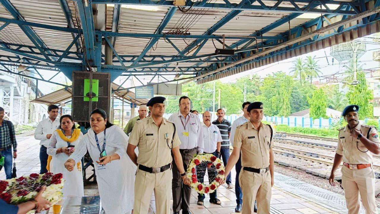 Amidst the initial shock, the people of Mumbai displayed remarkable bravery and compassion. Strangers helped each other, offering medical aid and comfort. 