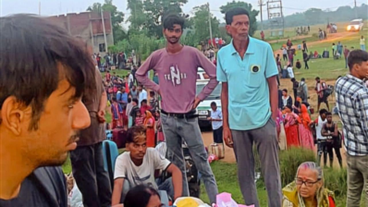 The South Eastern Railway has opened multiple helpline numbers to assist those affected by the derailment. The numbers include contacts for Mumbai, Bhusawal, Nagpur, Tata, Chakradharpur, Rourkela, Jharsuguda, Howrah, Shalimar, and Kharagpur.