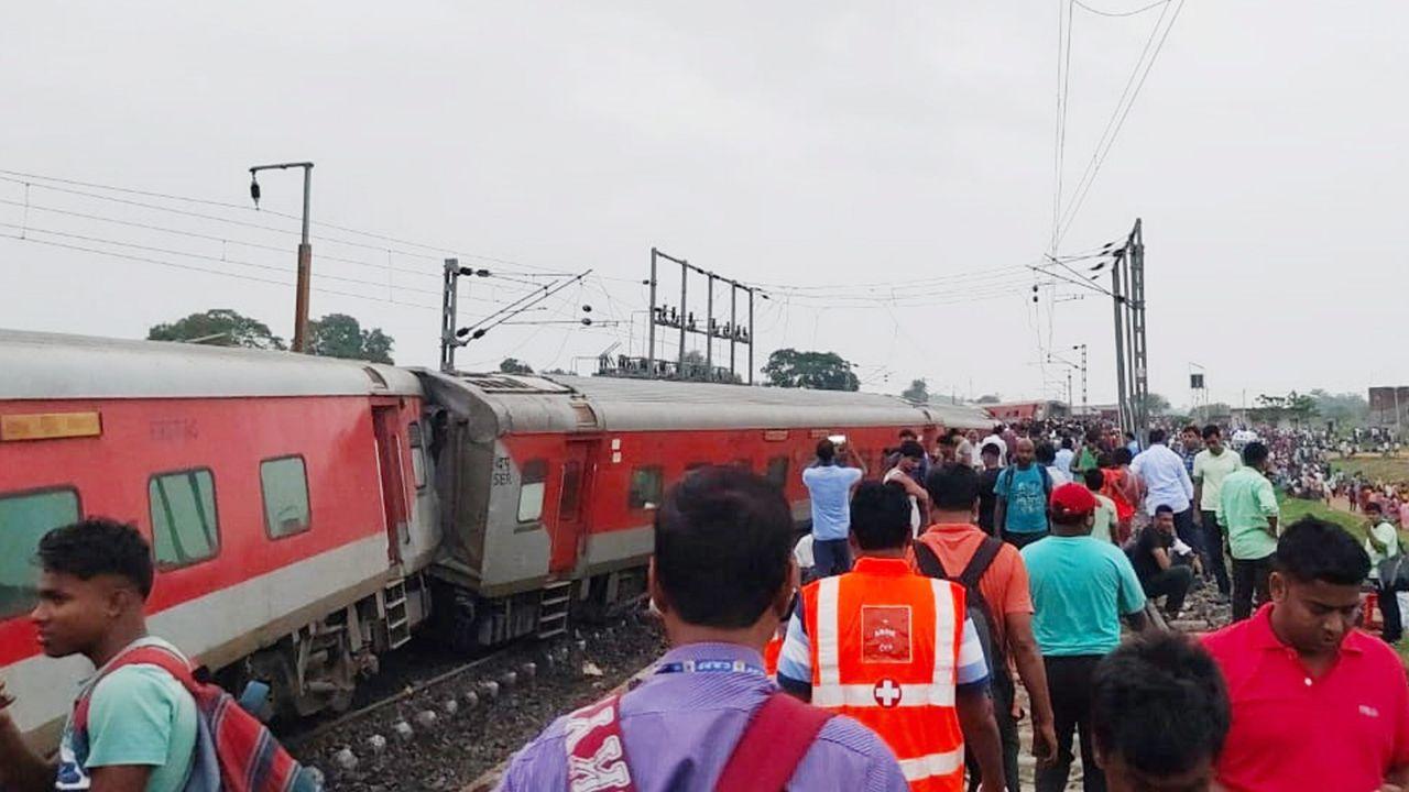  IN PHOTOS: 2 killed, 20 Injured as Howrah-Mumbai Mail derails in Jharkhand