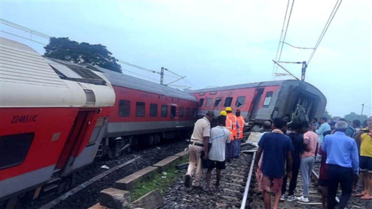 The derailment occurred near Barabamboo, around 80 km from Jamshedpur, under the Chakradharpur Division of the South Eastern Railway (SER). The accident took place at 3.45 AM, and rescue operations are currently underway.