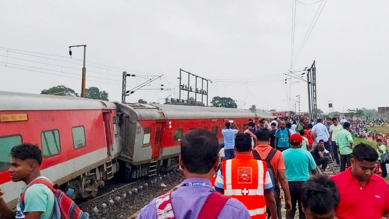 SER spokesperson Om Prakash Charan reported that another goods train derailed nearby, but it is unclear if the two accidents were related. According to West Singhbhum Deputy Commissioner Kuldeep Chaudhary, the Howrah-Mumbai Mail collided with a stationary goods train. 