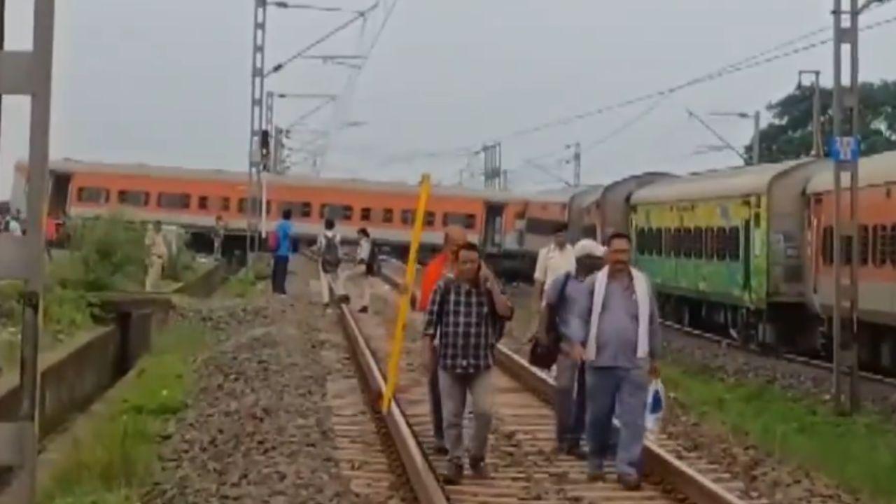 Mumbai-Howrah mail derails: Railways announce helplines for public assistance