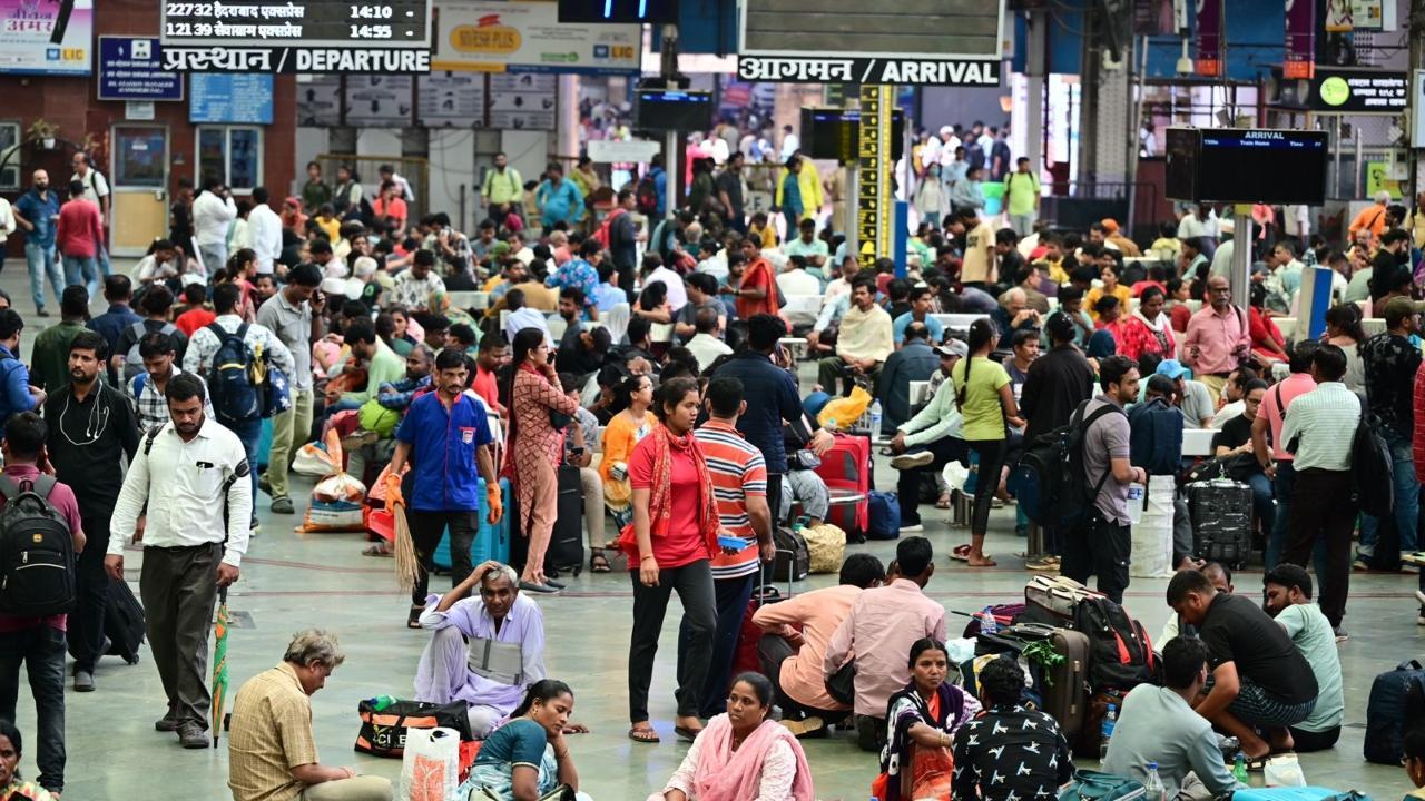 Railways allocated Rs 2,62,200 crore as capex for FY 2024-25. Pics/Ashish Raje and Shadab Khan