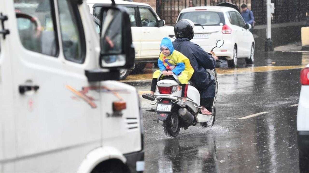 Meanwhile, an orange alert was issued for Palghar predicting that heavy to very heavy rainfall at a few places with extremely heavy rainfall at isolated places were very likely