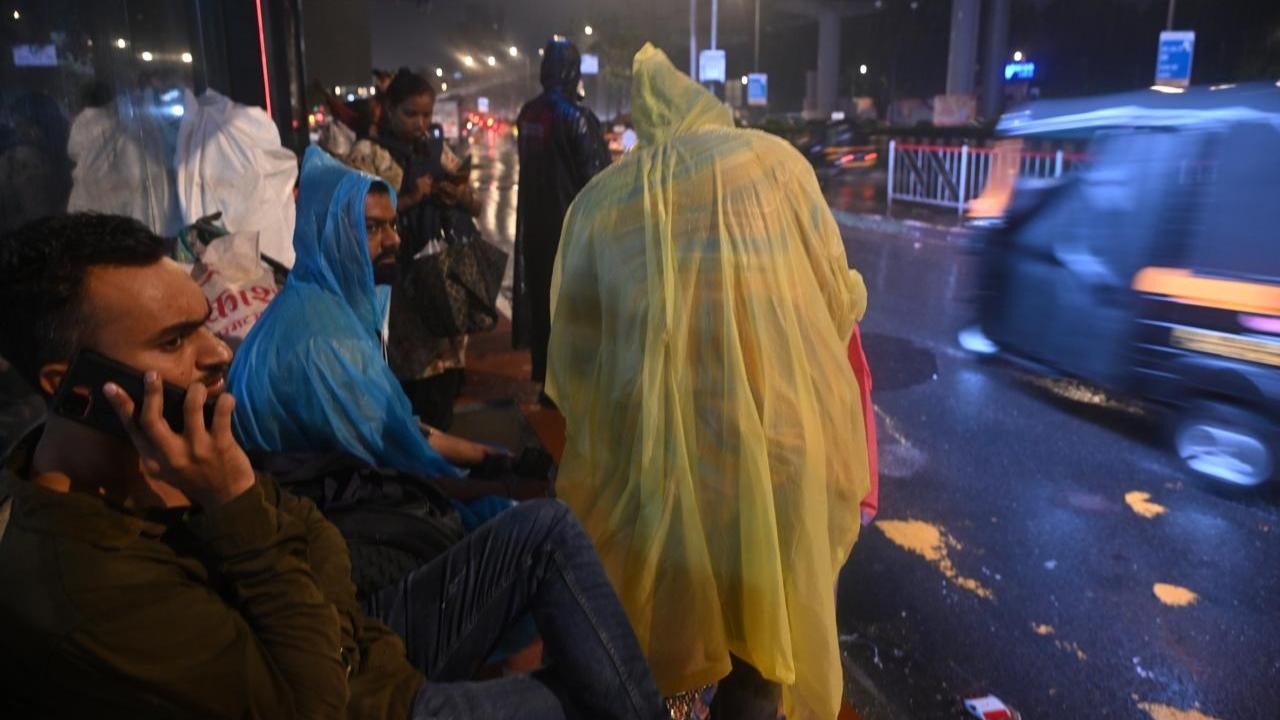 Isolated places in the districts of Mumbai, Ratnagiri, Sindhudurg, Nasik, Jalgaon, Dhule, Nandurabar and Dharshivare are likely to be hit by moderate spells of rain during the next 3 to 4 hours, according to the IMD