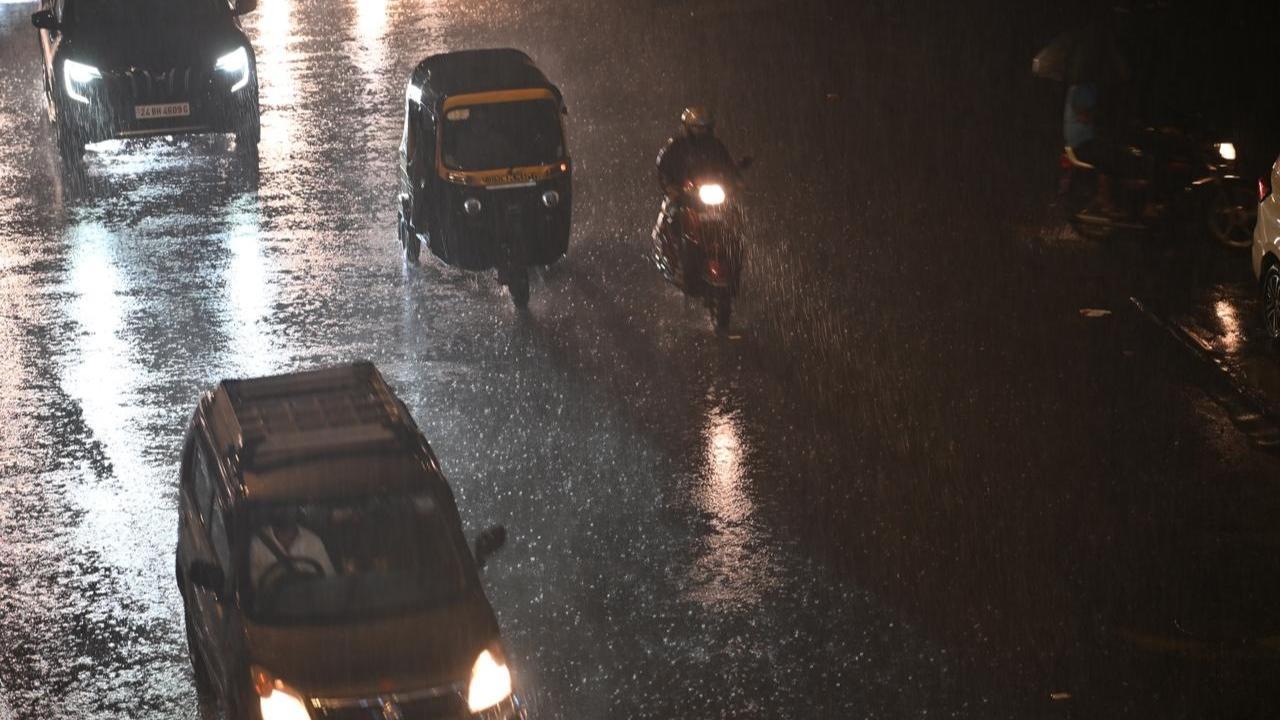 Mumbai has been witnessing rains on regular intervals. Pics/Atul Kamble
