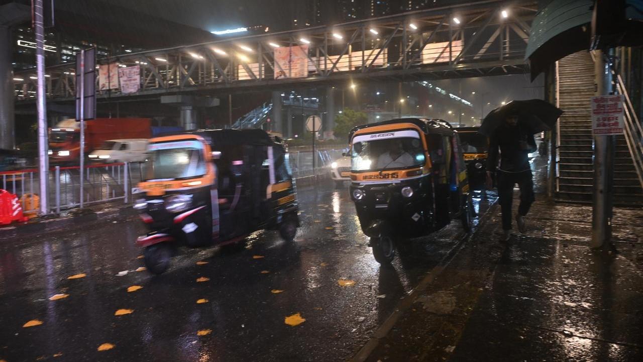 Earlier, on Friday morning, heavy rain caused low visibility and gusty winds. Sources from Mumbai Air Traffic Control (ATC) told mid-day, “The weather was not as favorable. There were crosswinds [winds perpendicular to the runway and landing and departing aircraft]. Crosswinds were six knots, gusting to 17 knots”