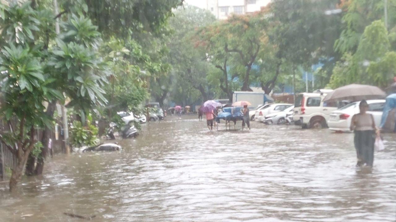 A commuter at King’s Circle shared that their car was stuck due to the waterlogging. They noted that blaming the government for the rains is futile, as the authorities are doing their best to manage the situation.