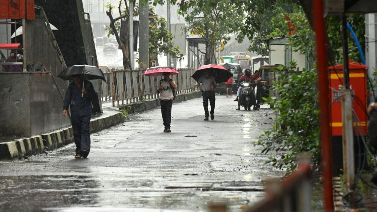 Mumbai and its suburbs experienced intermittent heavy rainfall on Saturday, leading to waterlogging in certain areas. Pics/Satej Shinde