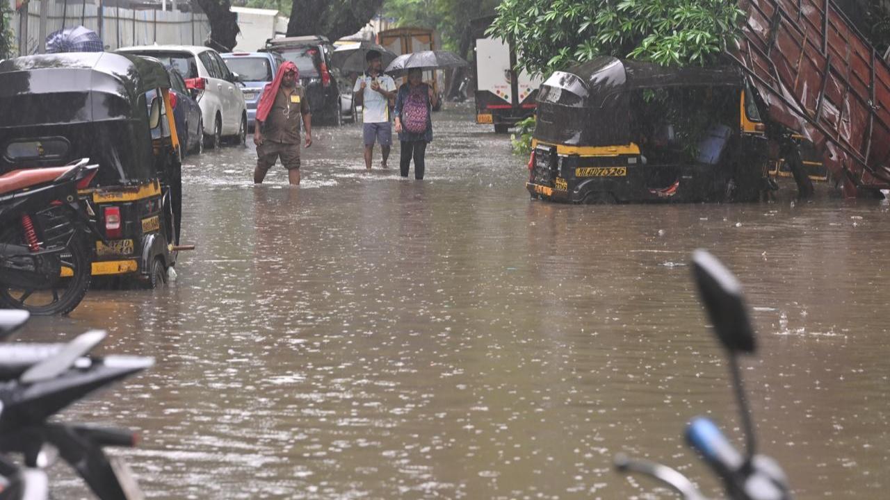The State Disaster Response Force, the local administration, civic bodies, police etc should take regular updates on the weather from the India Meteorological Department and plan accordingly to provide relief to citizens, CM Shinde said