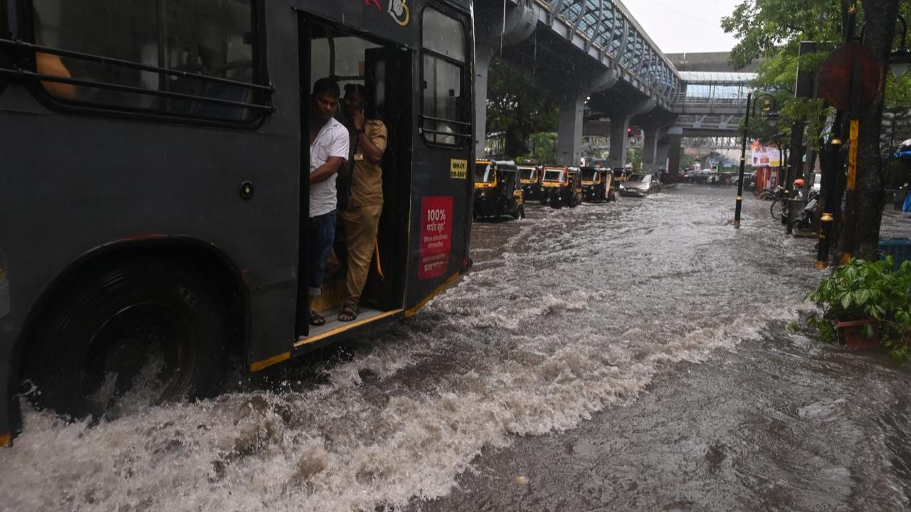 Mumbai rains: Eastern suburbs receive 121 mm rainfall, western suburbs record 113 mm