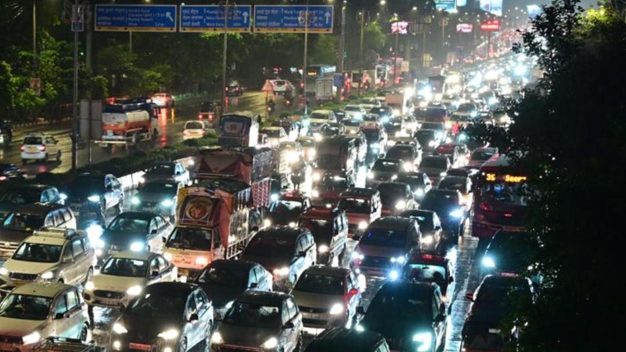The gridlock has particularly affected the stretch between Khar and Santacruz, with vehicles moving at a slow pace towards Santacruz and Andheri