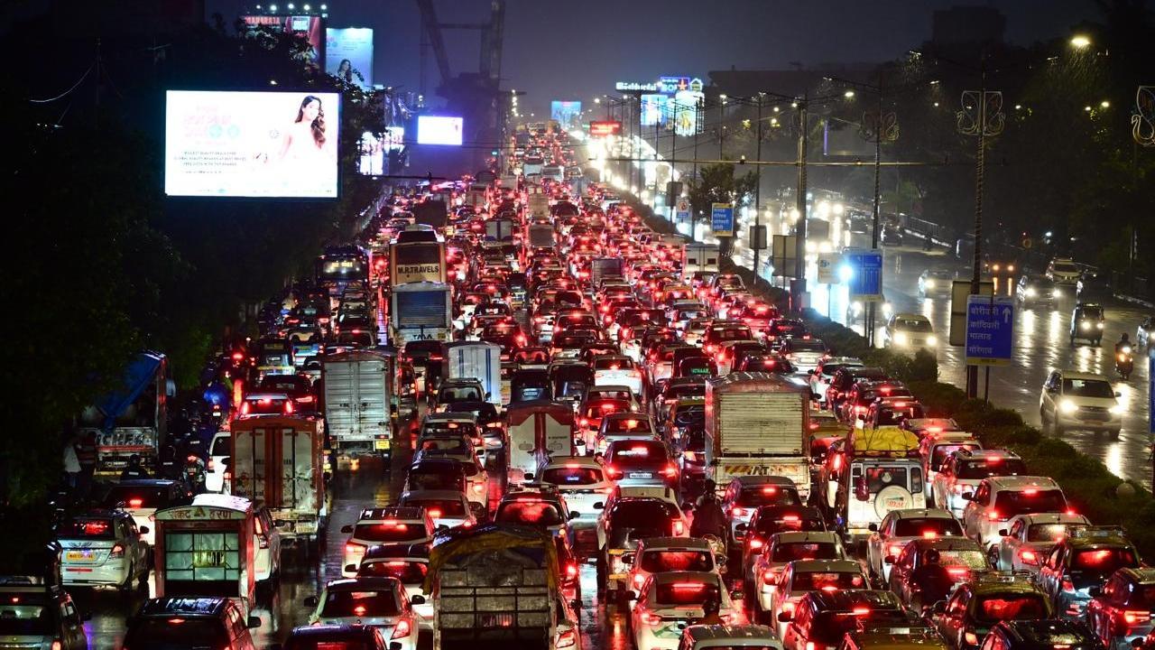 Western Express Highway is a crucial link connecting the suburbs of the city. Pics/Shadab Khan