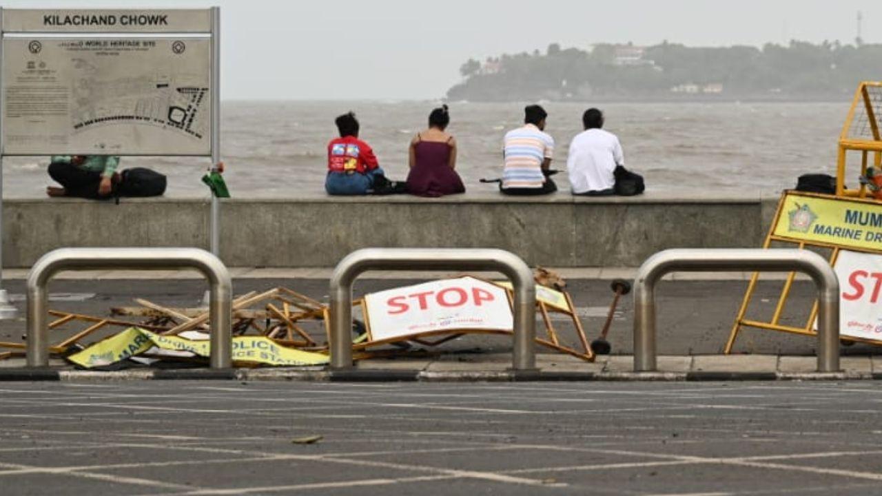 Marine Drive turned into a sea of fans, footwear, bottles and placards while some eager fans also climbed up cars, trees and roofs of eateries along the route. 