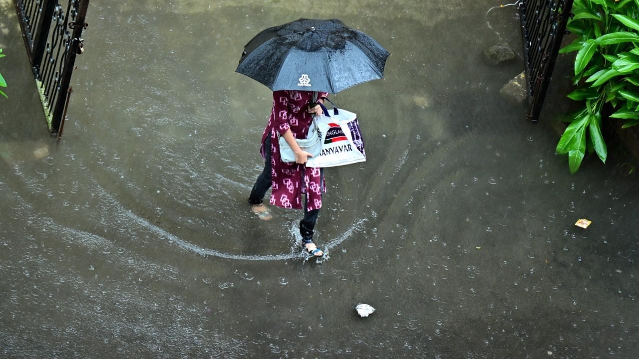 In an alert, the Mumbai Traffic Police said that due to 1/1.5 ft waterlogging, Khar Subway is closed for vehicular movement. The traffic is diverted via Linking Road