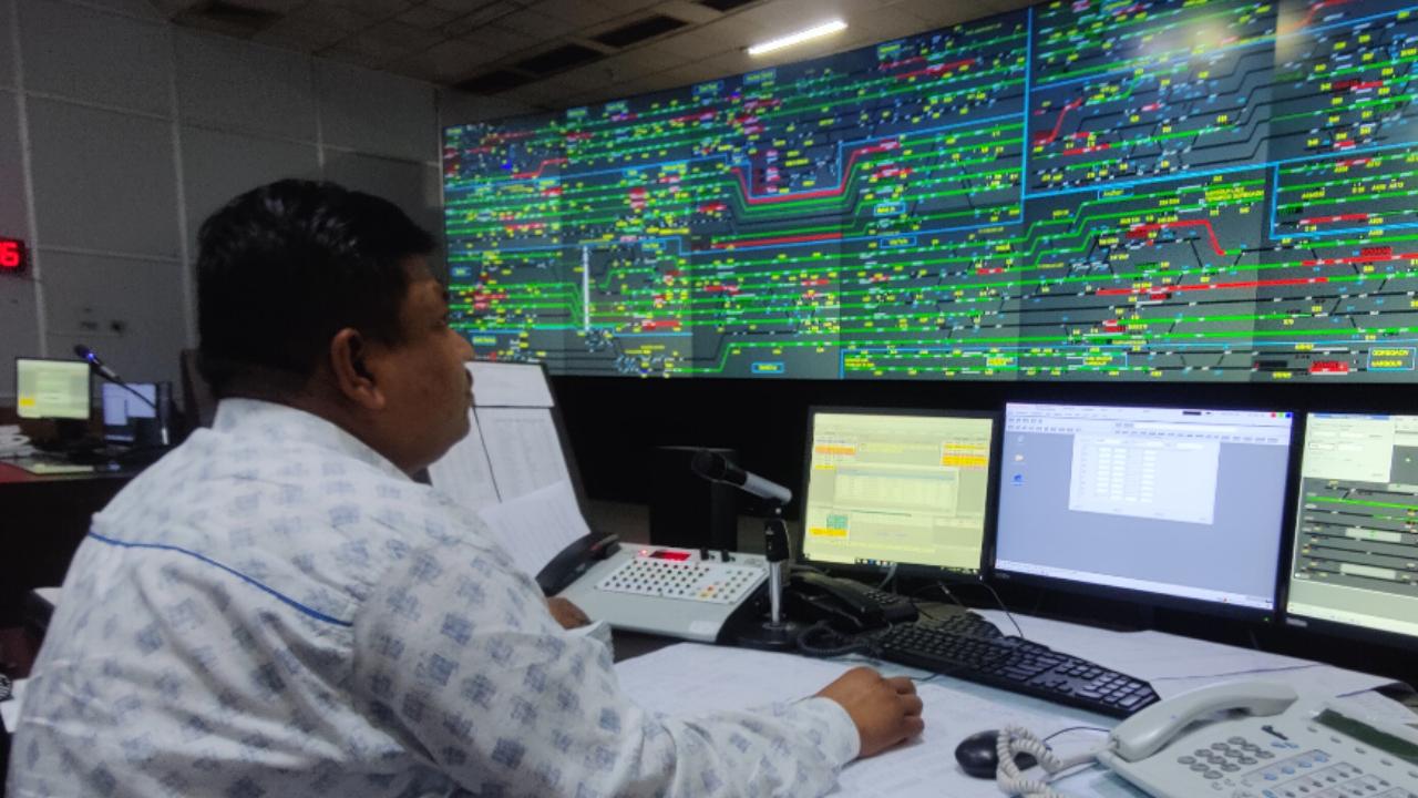 Guards and motormen were informed through the Track Management System (TMS) and railways officials sprang into action. (Pic: Raj Patil)