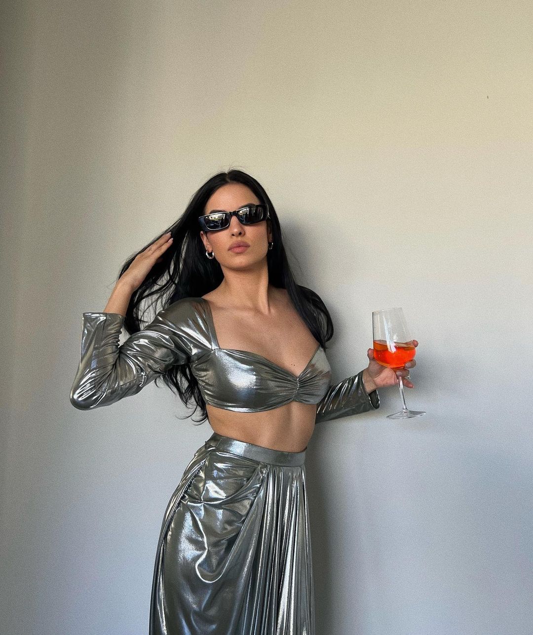 Natasa caught everyone's attention in a stunning silver metallic two-piece set. The cropped blouse had a sweetheart neckline and full sleeves, while the skirt was elegantly draped in the middle!