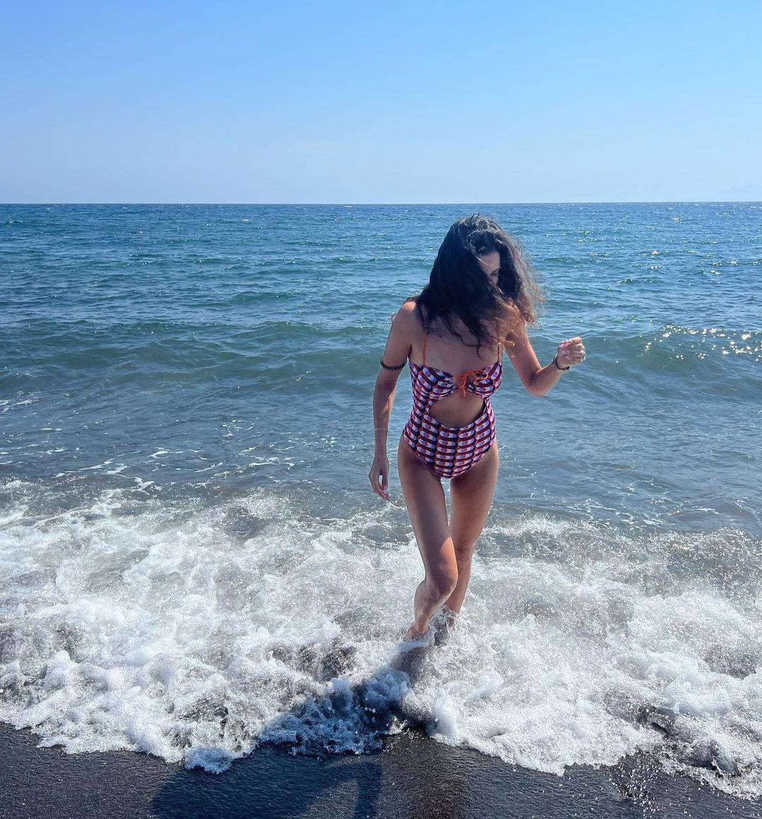 The model left her hair open to enjoy the beach vibes even more