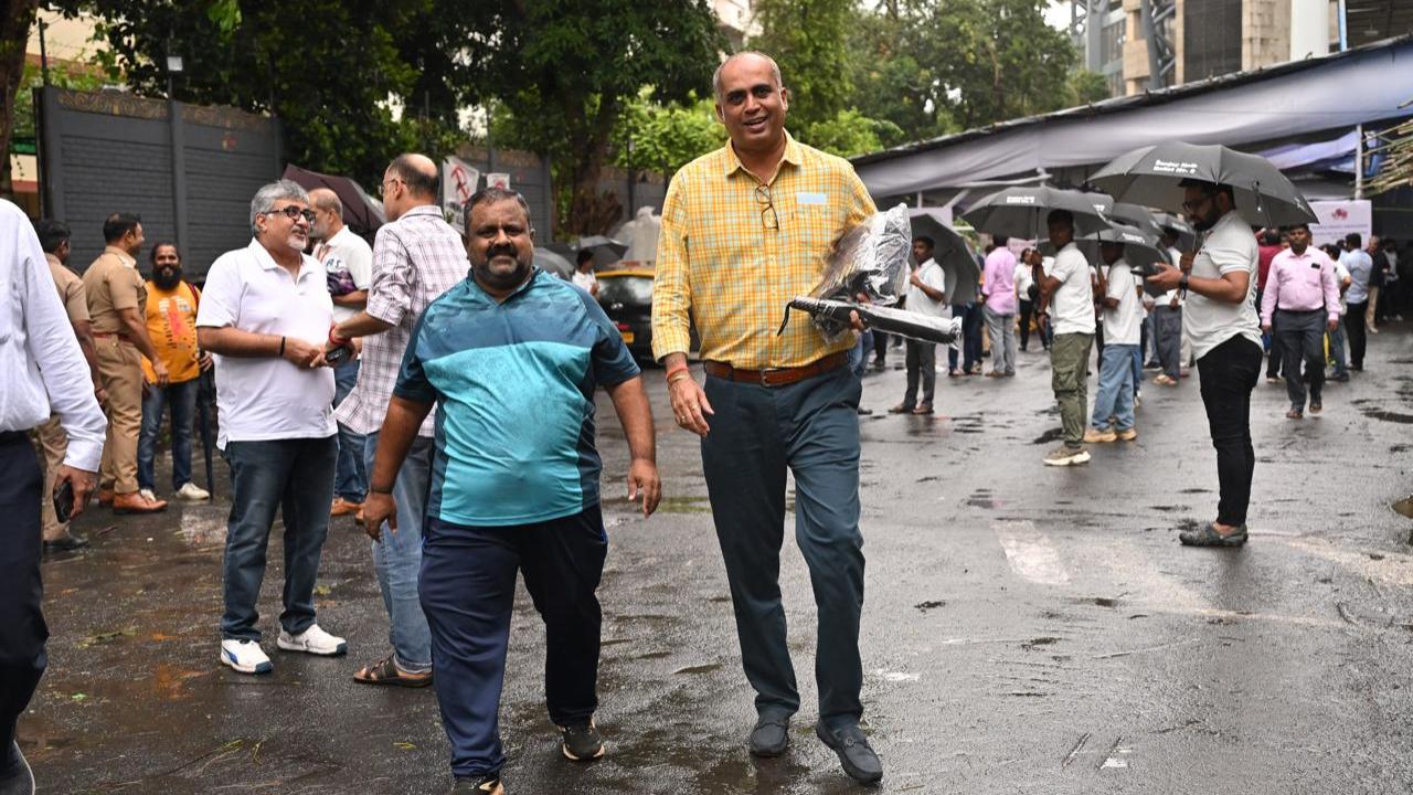 Former Indian spinner Nilesh Kulkarni was spotted at Wankede Stadium. He represented India in three Test matches and 10 ODIs