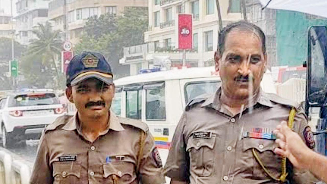 Constables Amol Dhaifale (right) and Kiran Thackeray, who rescued a 59-year-old woman on June 25
