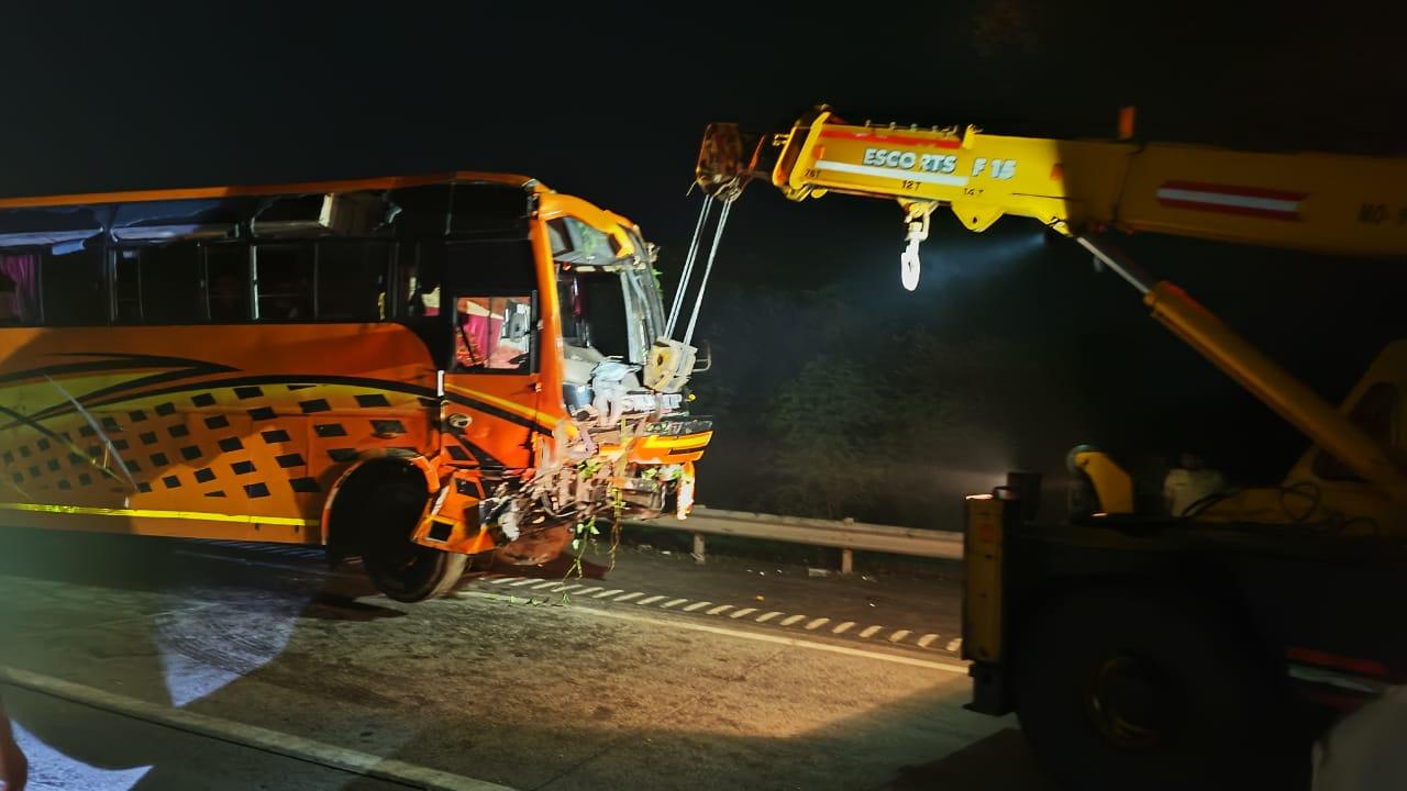 Five die after pvt bus crashes with tractor on Mumbai-Pune Expressway