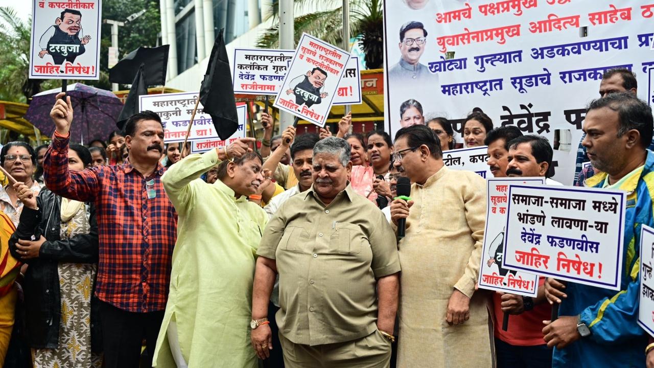 Deshmukh also showed a pen drive saying that it contains evidence about the allegations he made against Fadnavis