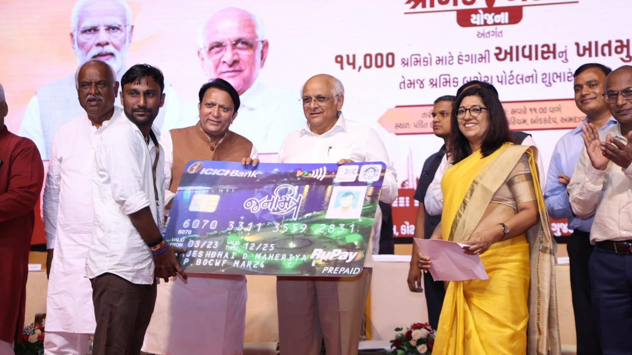 On this occasion, benefits under various labour welfare schemes were also distributed to Shram Yogis and their families