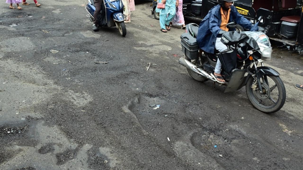 Meanwhile, multiple potholes were observed at the junction of 90-feet Road in Dharavi