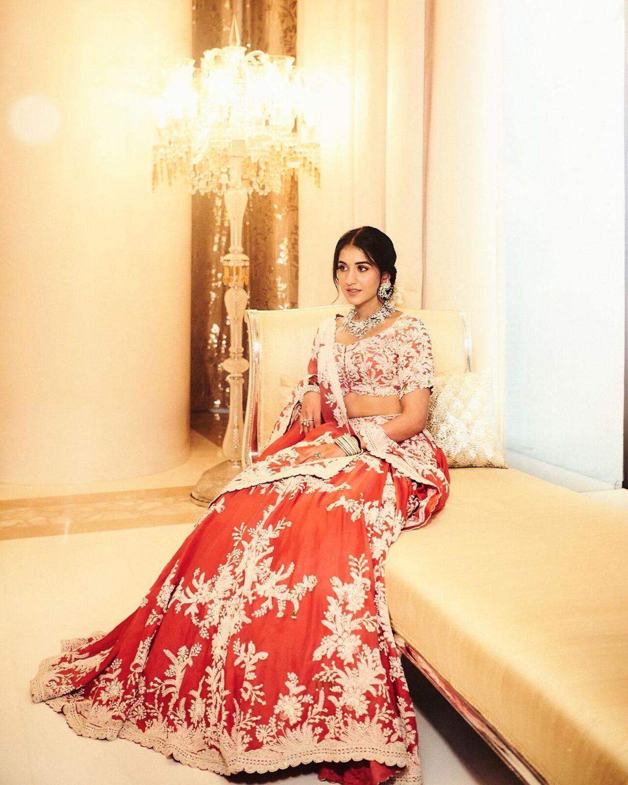 Several celebrities including Kareena Kapoor, Sonam Kapoor, Athiya Shetty complimented Radhika's look