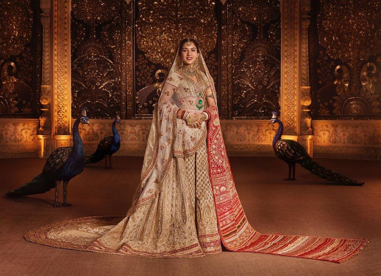 The red shoulder dupatta uplifts the silhouette with its maximal drama. Abu Sandeep have envisioned it intensely in every angle and placement to create the most dazzling sight