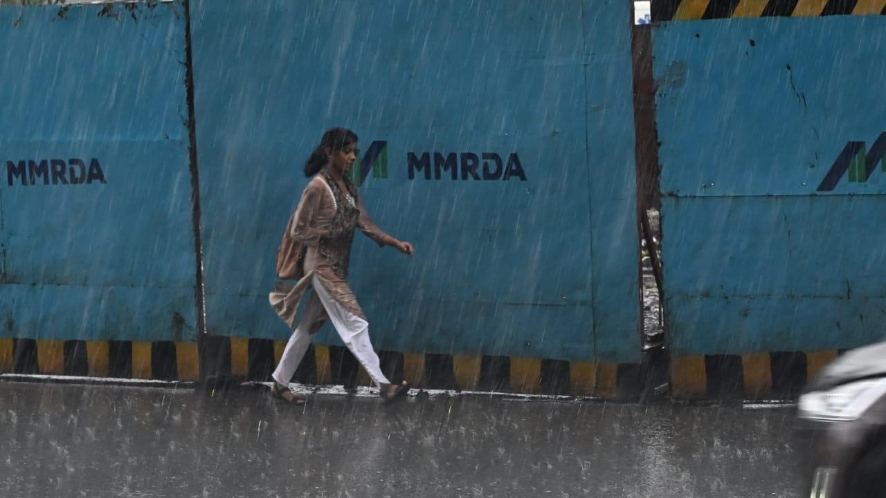 Meanwhile, a red-alert was issued for the districts of Thane, Nashik, Pune, Raigad, and Ratnagiri