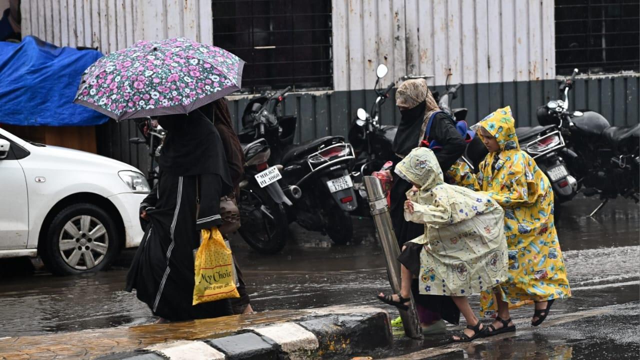 Meanwhile, the Santacruz observatory observed a maximum temperature of 32.6 degrees Celsius while the minimum temperature settled at 26.5 degrees Celsius