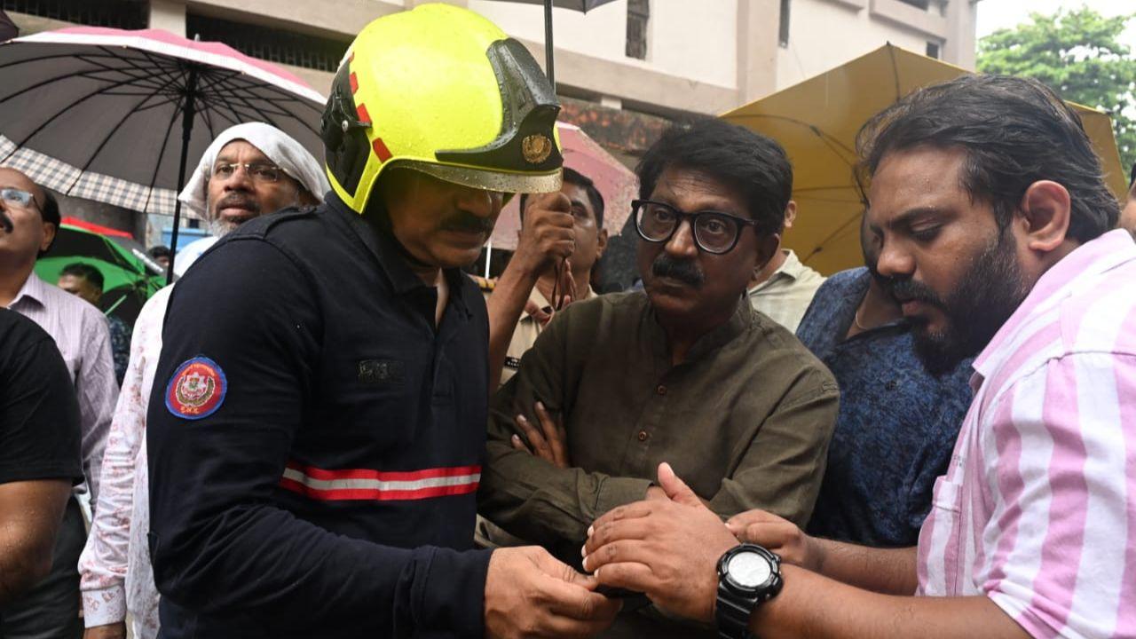 Seven to eight residents are currently stranded on the fourth level of the Rubinissa Manzil building. Rescue activities are underway, with various instruments being employed to securely extract the trapped individuals. The MFB has issued a Level I call, activating multiple emergency services.