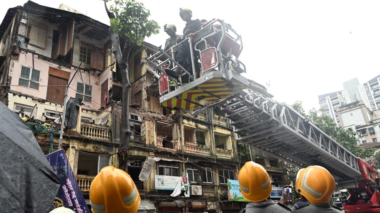 Despite the heavy rainfall and waterlogging, suburban train services operated by the Central Railway and Western Railway continued to run normally on all routes. 