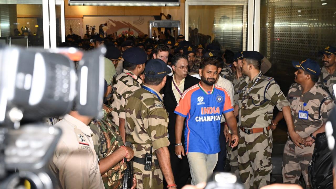 Rishabh Pant smiles after receiving a warm welcome from fans at Mumbai airport