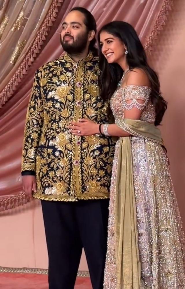Anant Ambani and Radhika Merchant`s sangeet ceremony saw a slew of Bollywood celebs in attendance. Here`s who wore what. 
