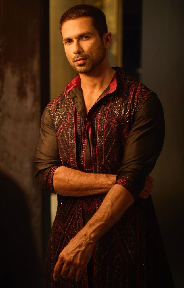 Shahid Kapoor flexed his muscles in a shimmer red and black Raghavendra Rathore outfit.