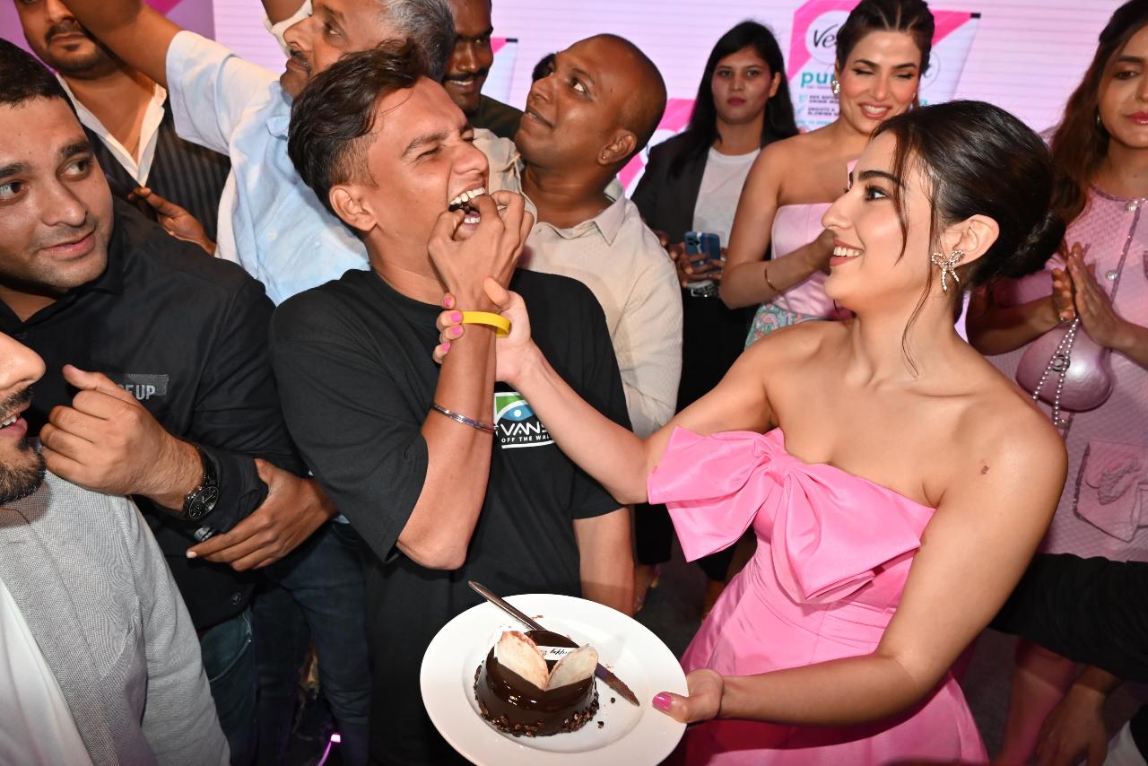Sara Ali Khan also interacted with the paps at the event