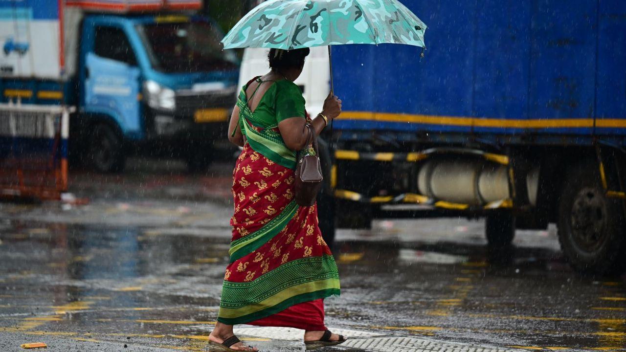 The India Meteorological Department said that the city and suburbs will continue to receive heavy rainfall for the next three to four hours. 