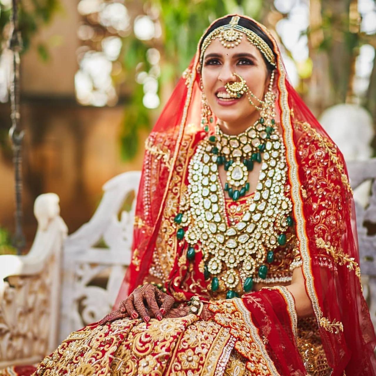 She completed her bridal look with a kundan choker with green details and a long chain with matching earrings along with a nathani and chuda.
