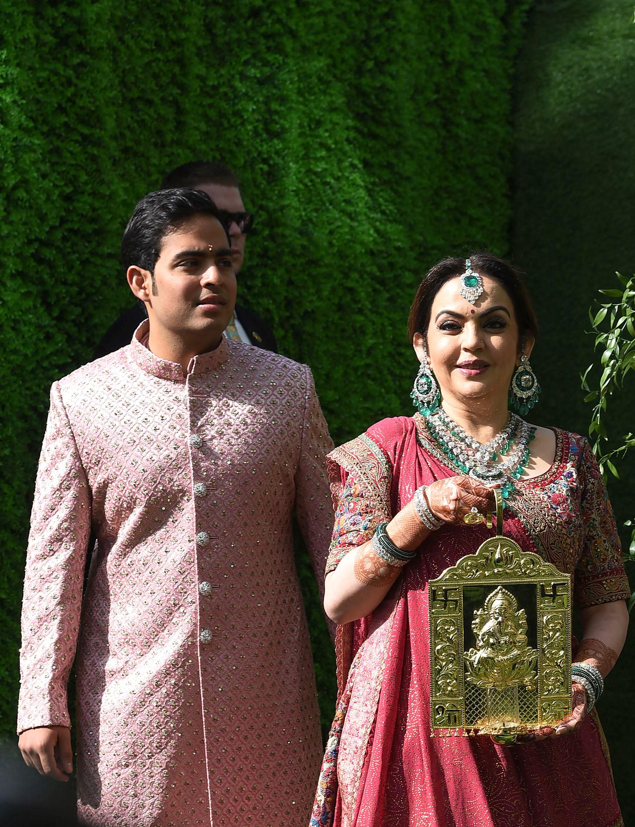 Aakash Ambani looked dapper in a sherwani and was all smiles on the special day. 